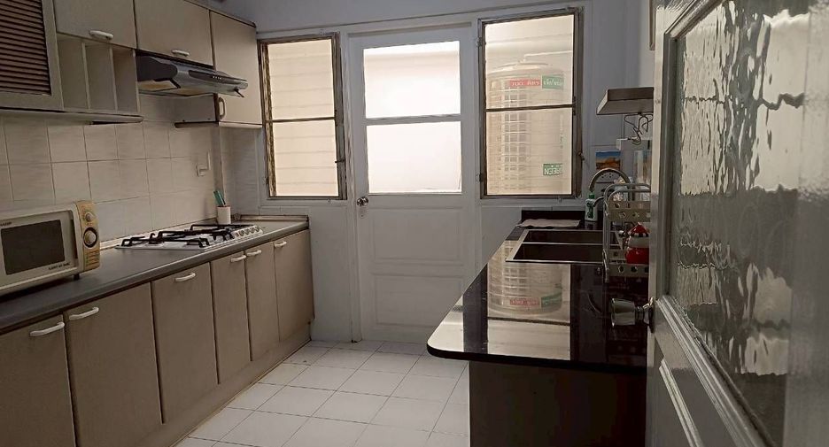 À louer 4 chambres maison de ville à Phra Khanong, Bangkok