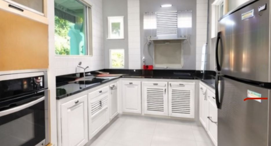 For rent 4 bedrooms house in Bang Kapi, Bangkok