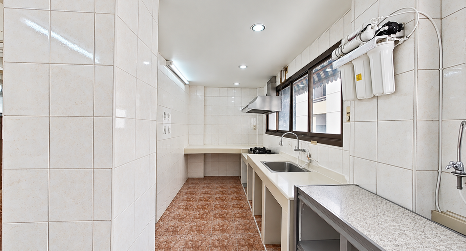 Reihenhaus zum Kauf mit 13 Zimmer in Khlong Toei, Bangkok