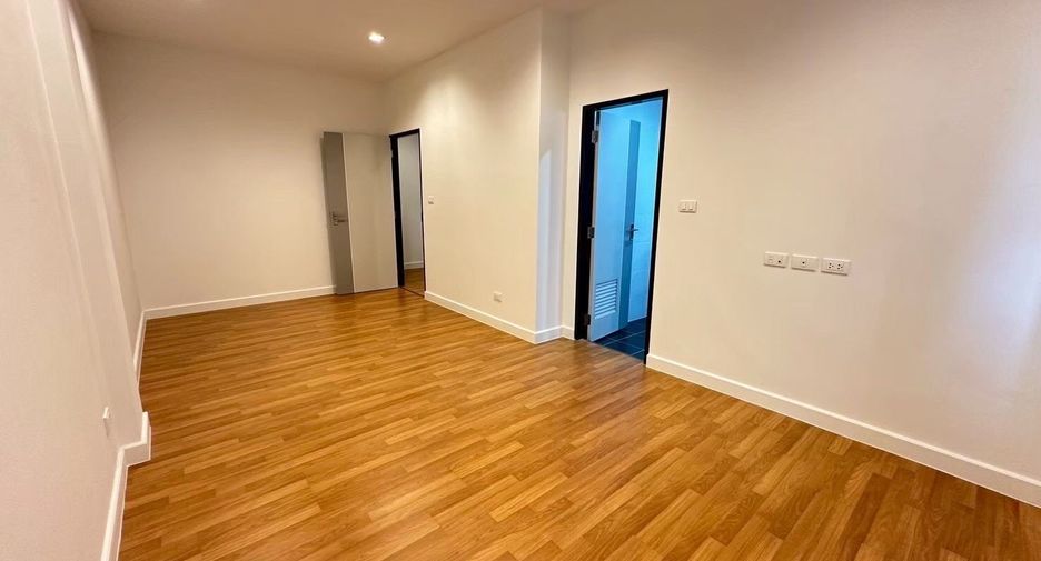 Casa adosada en alquiler de 3 habitaciones en Lat Phrao, Bangkok