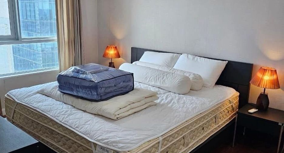 For rent 2 bedrooms condo in Huai Khwang, Bangkok