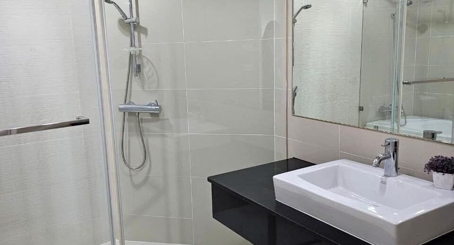 For rent 2 bedrooms condo in Huai Khwang, Bangkok