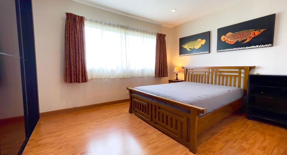 For rent 5 bedrooms townhouse in Phra Khanong, Bangkok