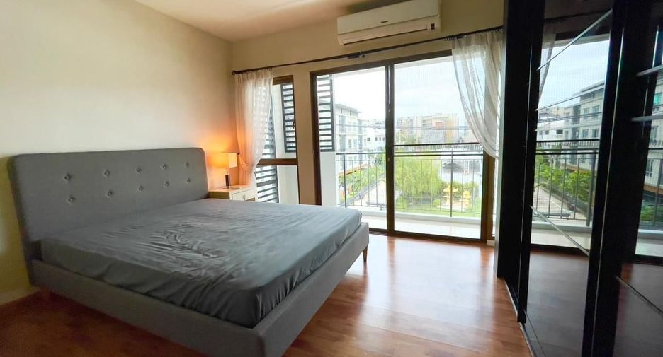 For rent 5 bedrooms townhouse in Phra Khanong, Bangkok