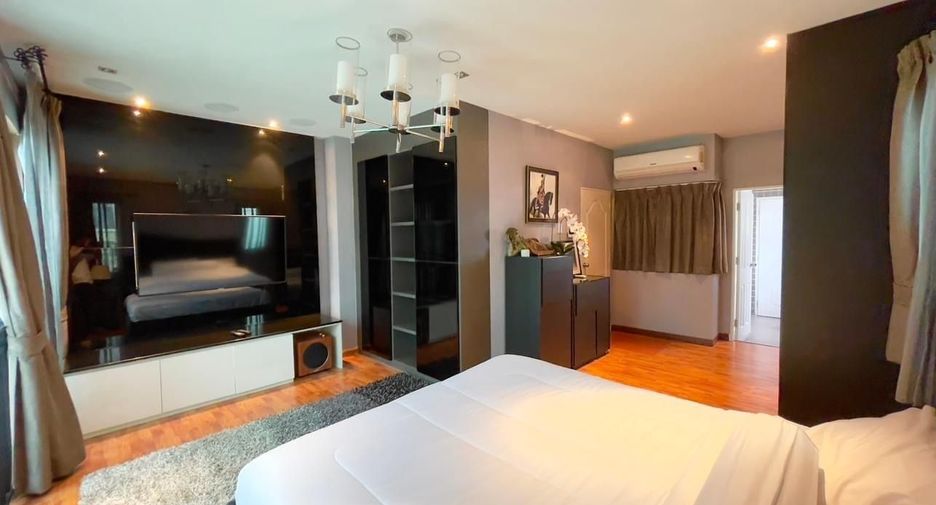For rent 5 bedrooms townhouse in Phra Khanong, Bangkok