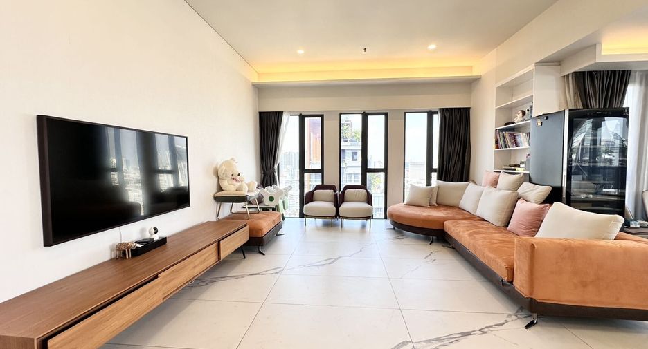 For rent 3 bedrooms condo in Watthana, Bangkok