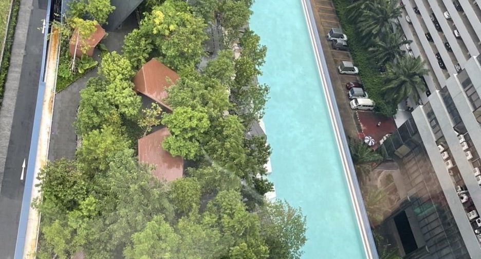 For rent 2 bedrooms condo in Huai Khwang, Bangkok