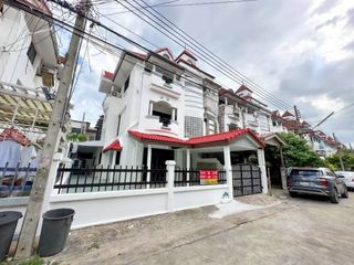 出租 5 卧室 联排别墅 在 Phra Khanong, 曼谷