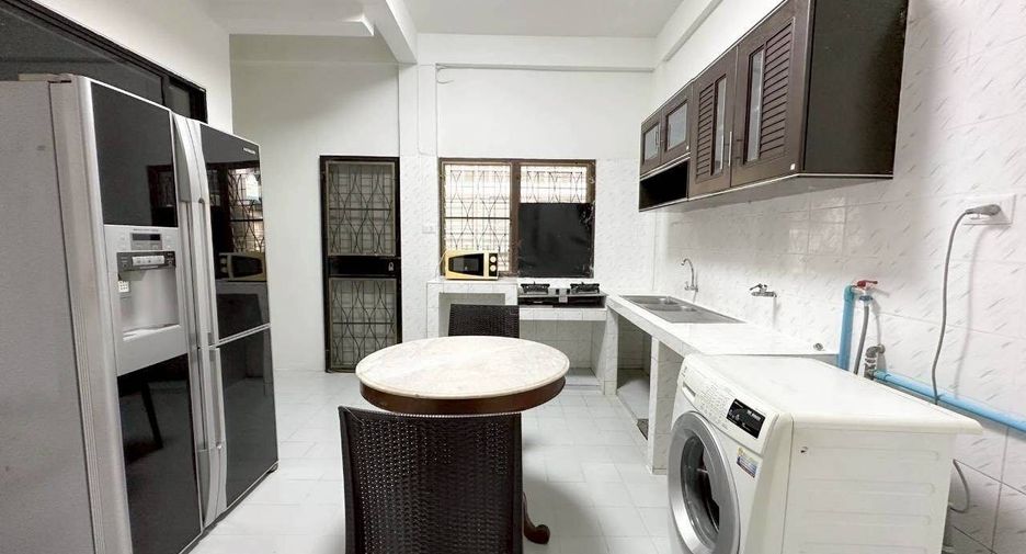 Reihenhaus zur Miete mit 5 Zimmer in Phra Khanong, Bangkok