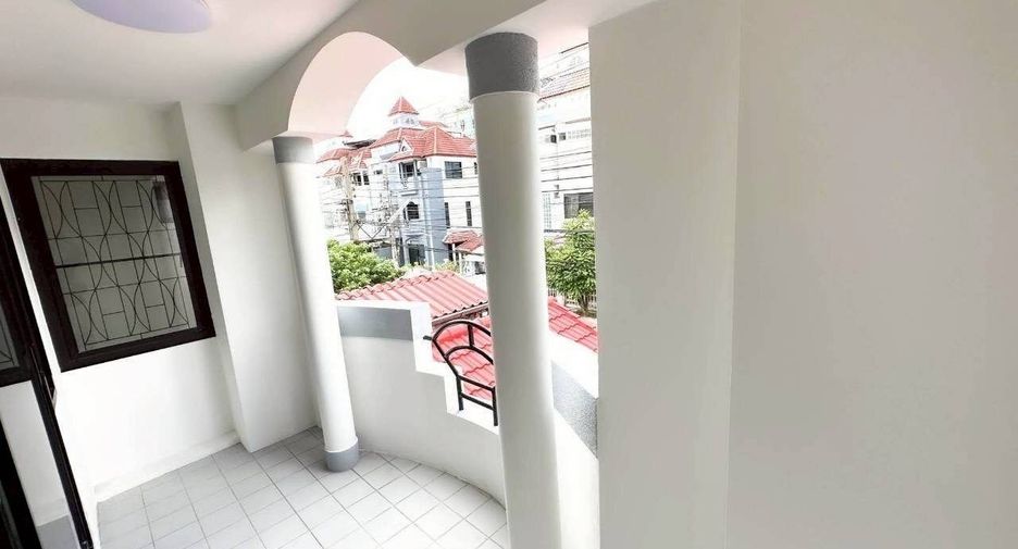 Reihenhaus zur Miete mit 5 Zimmer in Phra Khanong, Bangkok