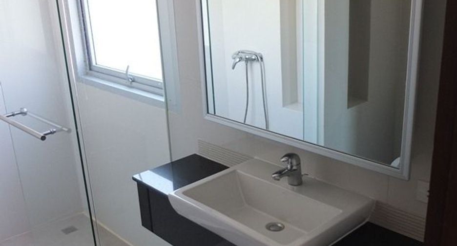 For rent 3 bedrooms apartment in Khlong Toei, Bangkok
