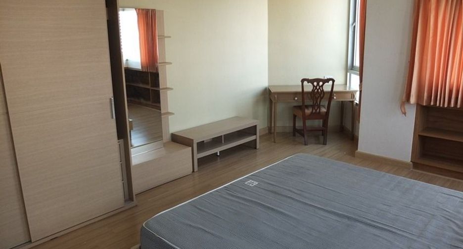 For rent 3 bedrooms apartment in Khlong Toei, Bangkok