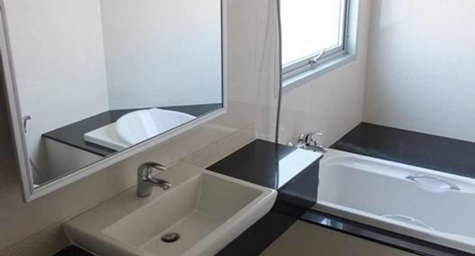 For rent 3 bedrooms apartment in Khlong Toei, Bangkok
