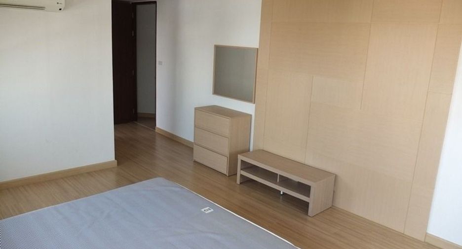 For rent 3 bedrooms apartment in Khlong Toei, Bangkok