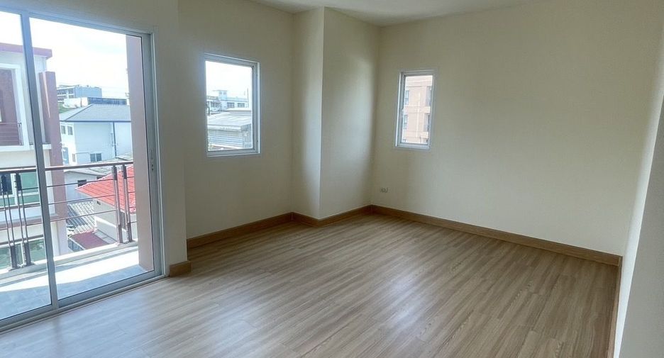 For sale そして for rent 3 ベッドルーム townhouse in Lat Krabang, Bangkok