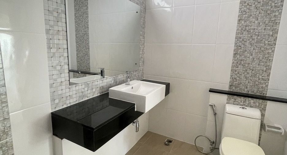 For sale そして for rent 3 ベッドルーム townhouse in Lat Krabang, Bangkok