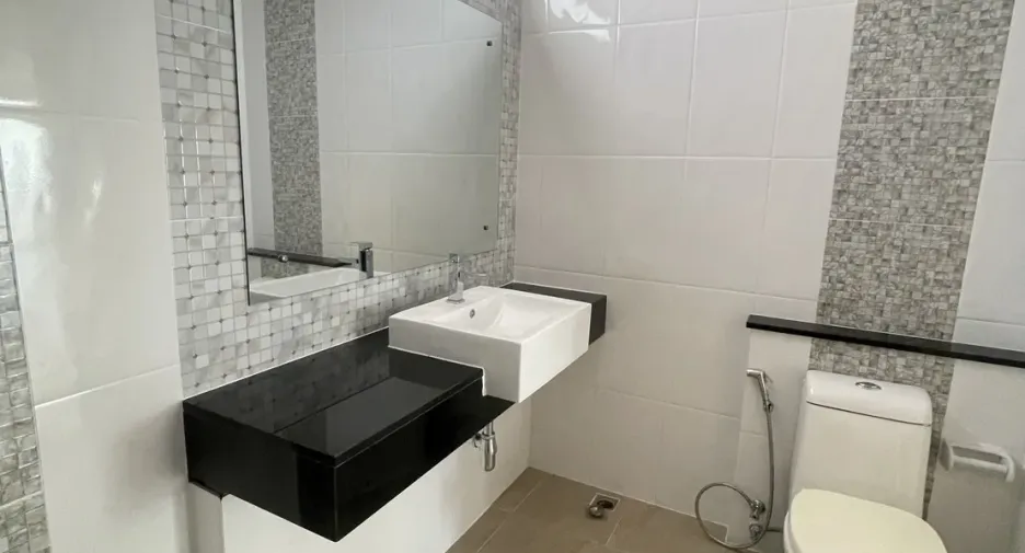 Casa adosada en venta y en alquiler de 3 habitaciones en Lat Krabang, Bangkok