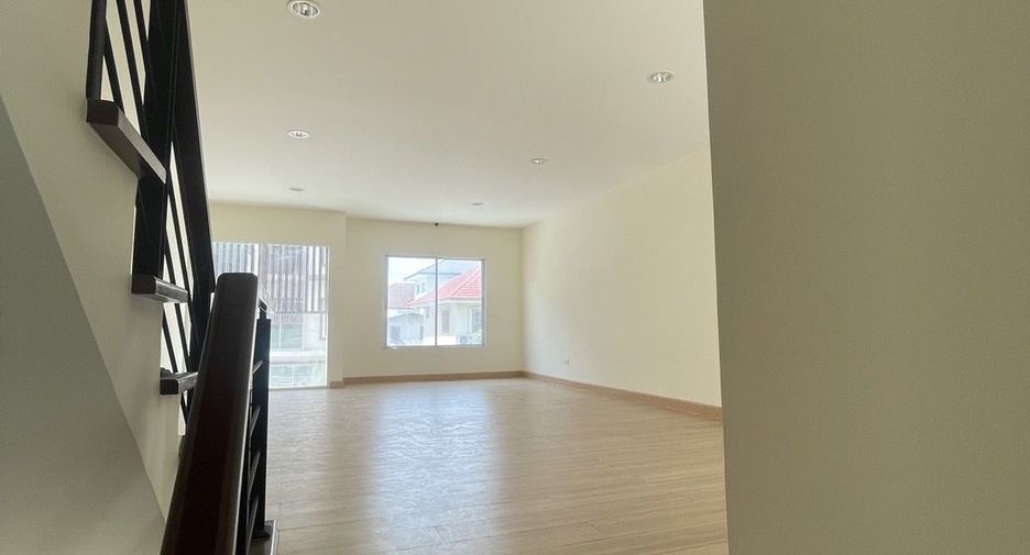 For sale そして for rent 3 ベッドルーム townhouse in Lat Krabang, Bangkok