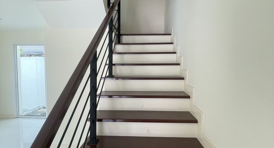 For sale そして for rent 3 ベッドルーム townhouse in Lat Krabang, Bangkok