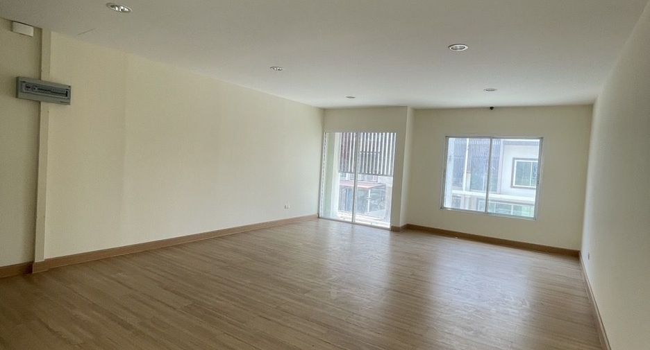 For sale そして for rent 3 ベッドルーム townhouse in Lat Krabang, Bangkok
