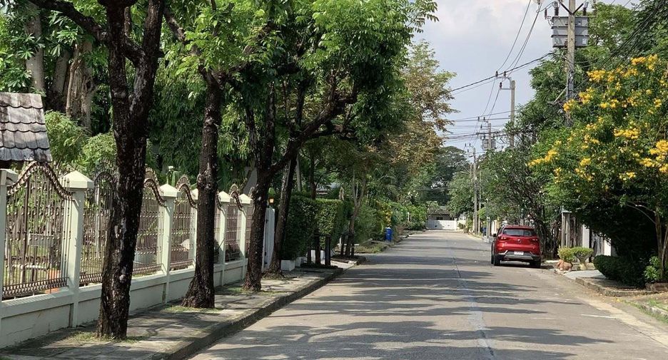 For sale 4 bedrooms house in Saphan Sung, Bangkok