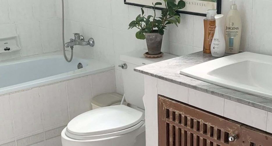 For sale 4 bedrooms house in Saphan Sung, Bangkok
