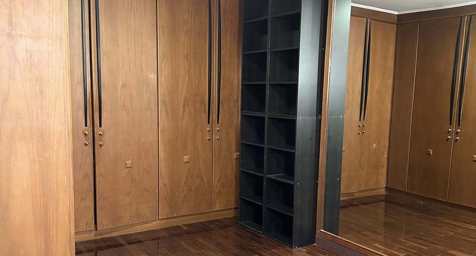 For sale 4 bedrooms house in Saphan Sung, Bangkok