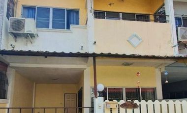 À vendre 3 chambres maison de ville à Si Racha, Chonburi
