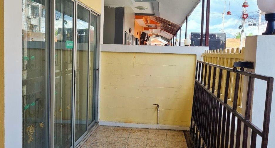 À vendre 3 chambres maison de ville à Si Racha, Chonburi