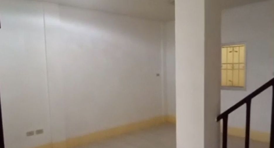 À vendre 3 chambres maison de ville à Si Racha, Chonburi