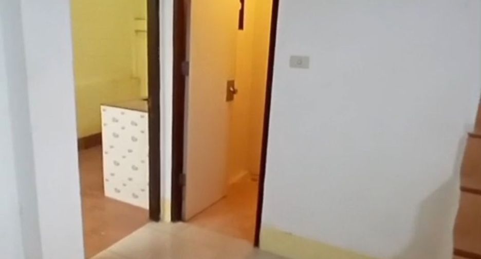 À vendre 3 chambres maison de ville à Si Racha, Chonburi