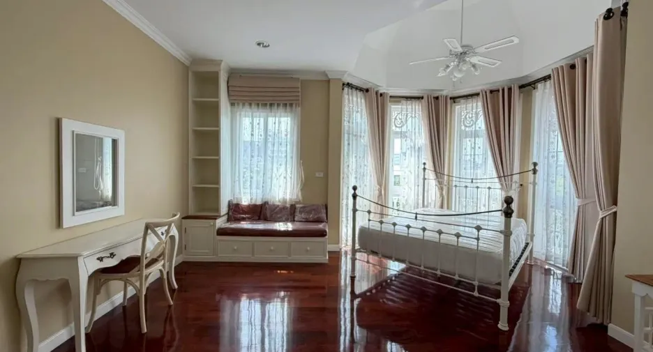 Villa zum Kauf und zur Miete mit 4 Zimmer in Bang Na, Bangkok