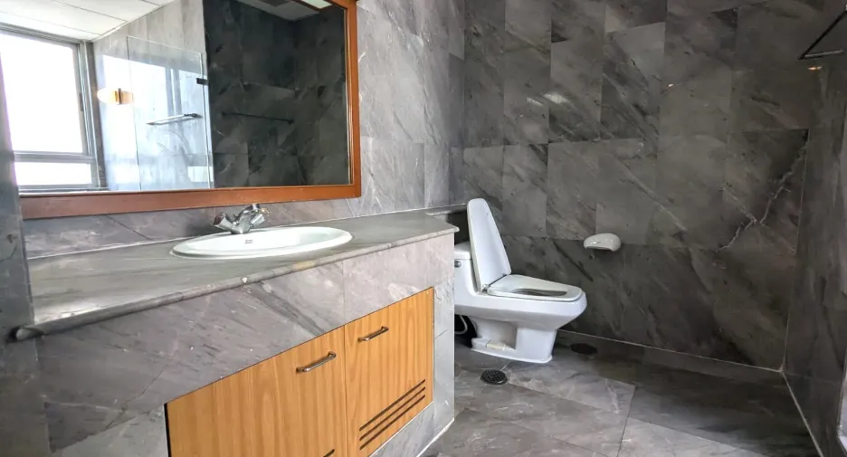For rent 2 bedrooms condo in Khlong Toei, Bangkok