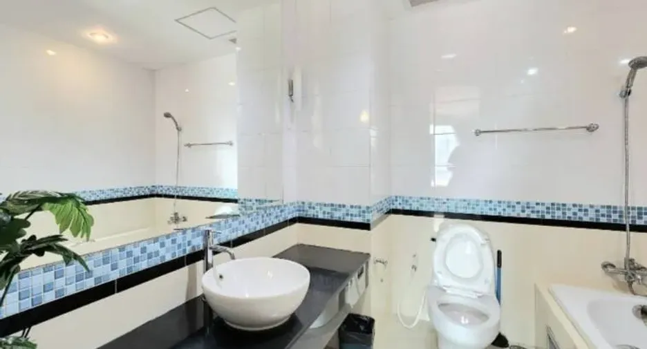 À vendre 2 chambres condo à Khlong Toei, Bangkok
