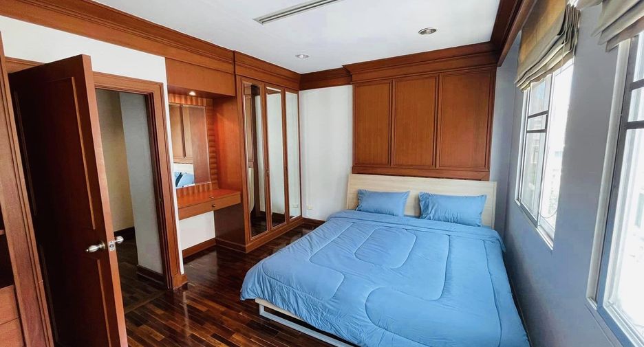 For rent 4 bedrooms townhouse in Watthana, Bangkok