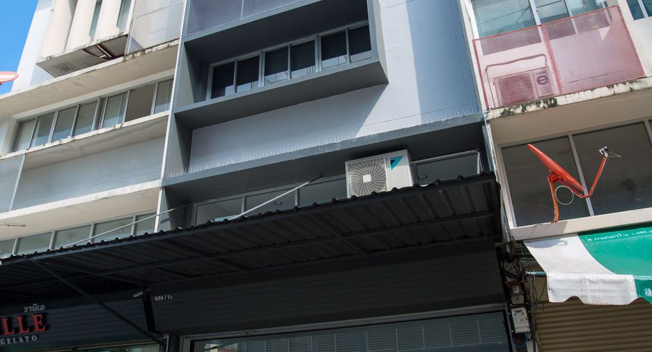 For sale 6 bedrooms townhouse in Mueang Samut Prakan, Samut Prakan