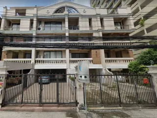 À louer 8 chambres maison de ville à Khlong Toei, Bangkok