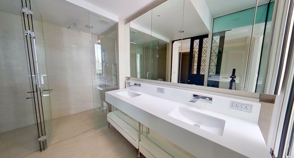 For sale and for rent 3 bedrooms townhouse in Watthana, Bangkok
