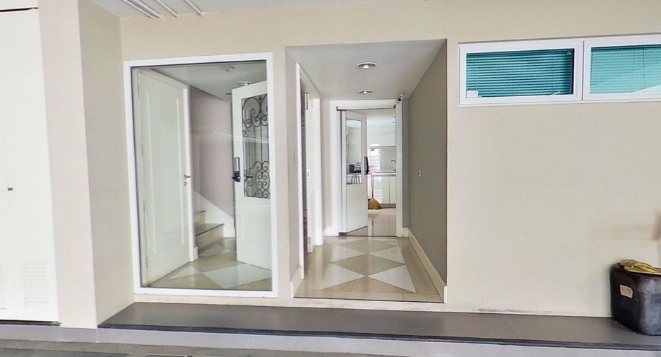 For sale and for rent 3 bedrooms townhouse in Watthana, Bangkok