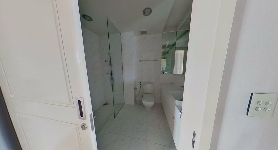 For sale and for rent 3 bedrooms townhouse in Watthana, Bangkok
