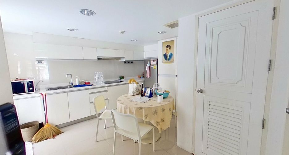 For sale and for rent 3 bedrooms townhouse in Watthana, Bangkok