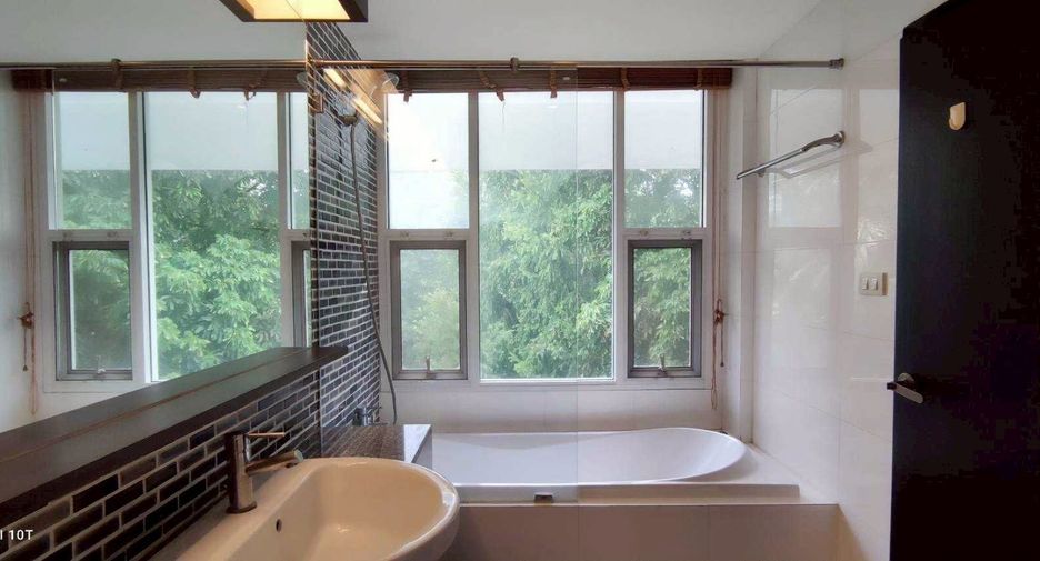 For rent 4 bedrooms condo in Sathon, Bangkok