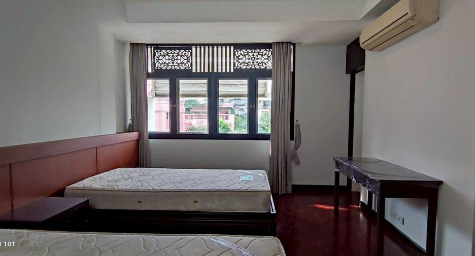 For rent 4 bedrooms condo in Sathon, Bangkok