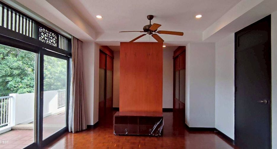 For rent 4 bedrooms condo in Sathon, Bangkok