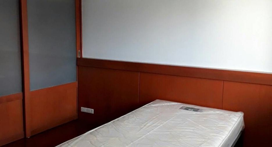 For rent 4 bedrooms condo in Sathon, Bangkok