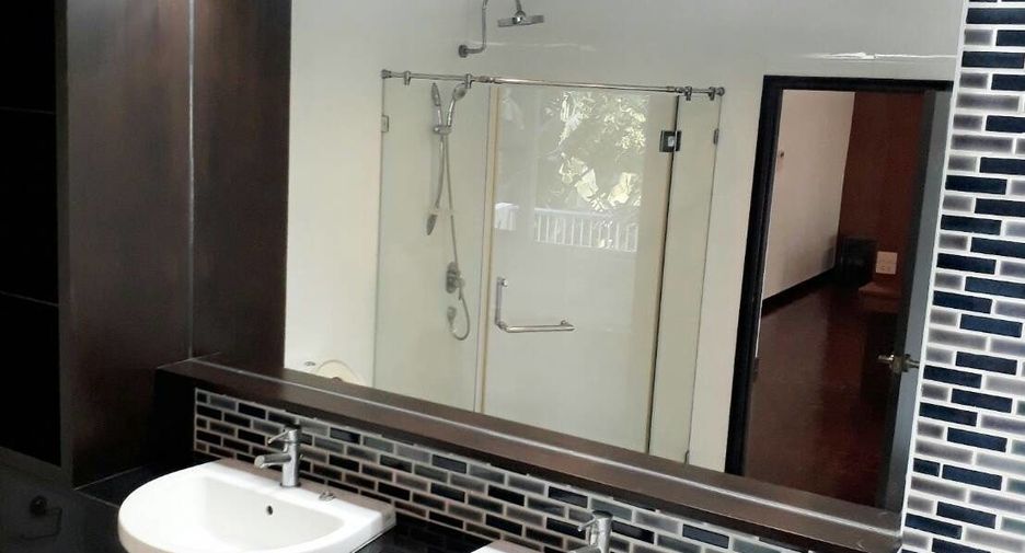 For rent 4 bedrooms condo in Sathon, Bangkok
