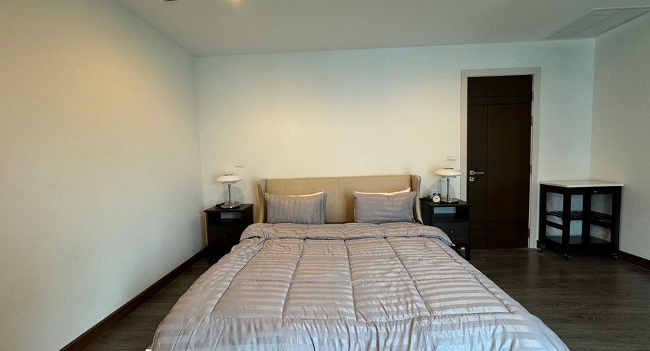 For rent 3 bedrooms condo in Khlong Toei, Bangkok