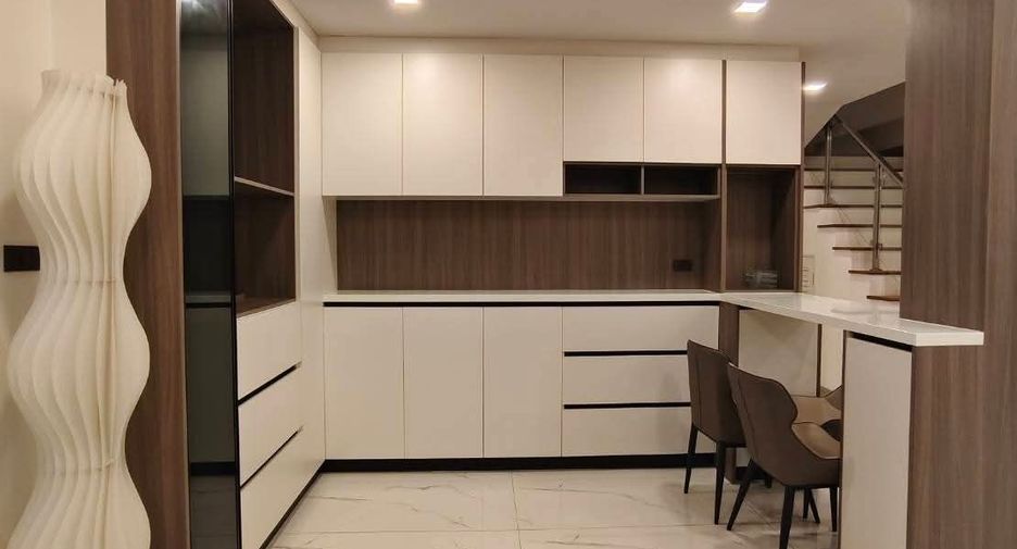 Casa en alquiler de 5 habitaciones en Bang Lamung, Chonburi
