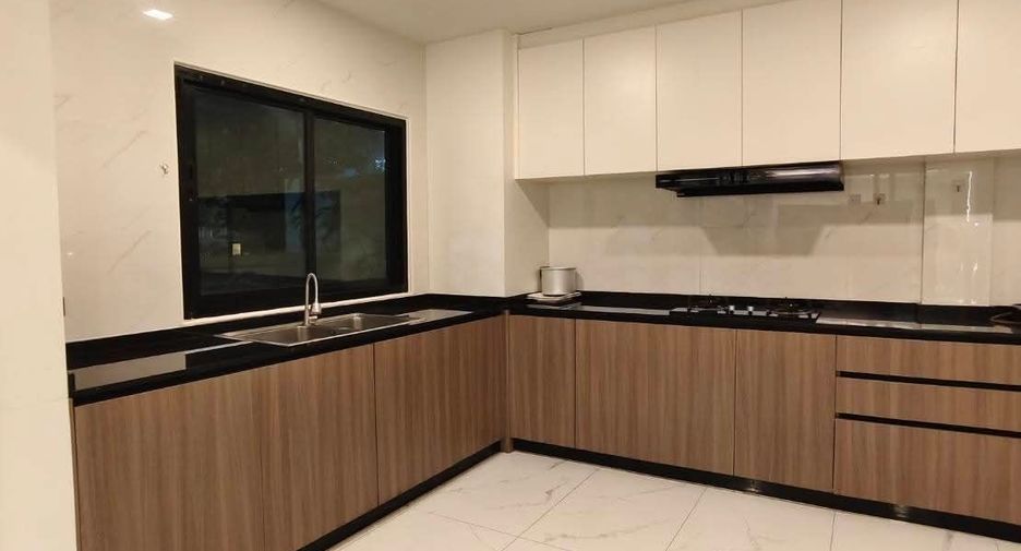 Casa en alquiler de 5 habitaciones en Bang Lamung, Chonburi