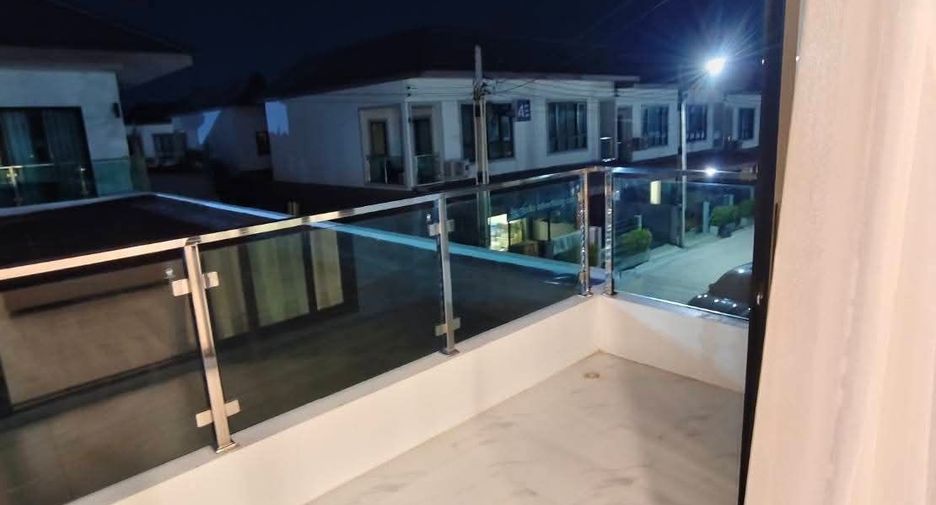 Casa en alquiler de 5 habitaciones en Bang Lamung, Chonburi